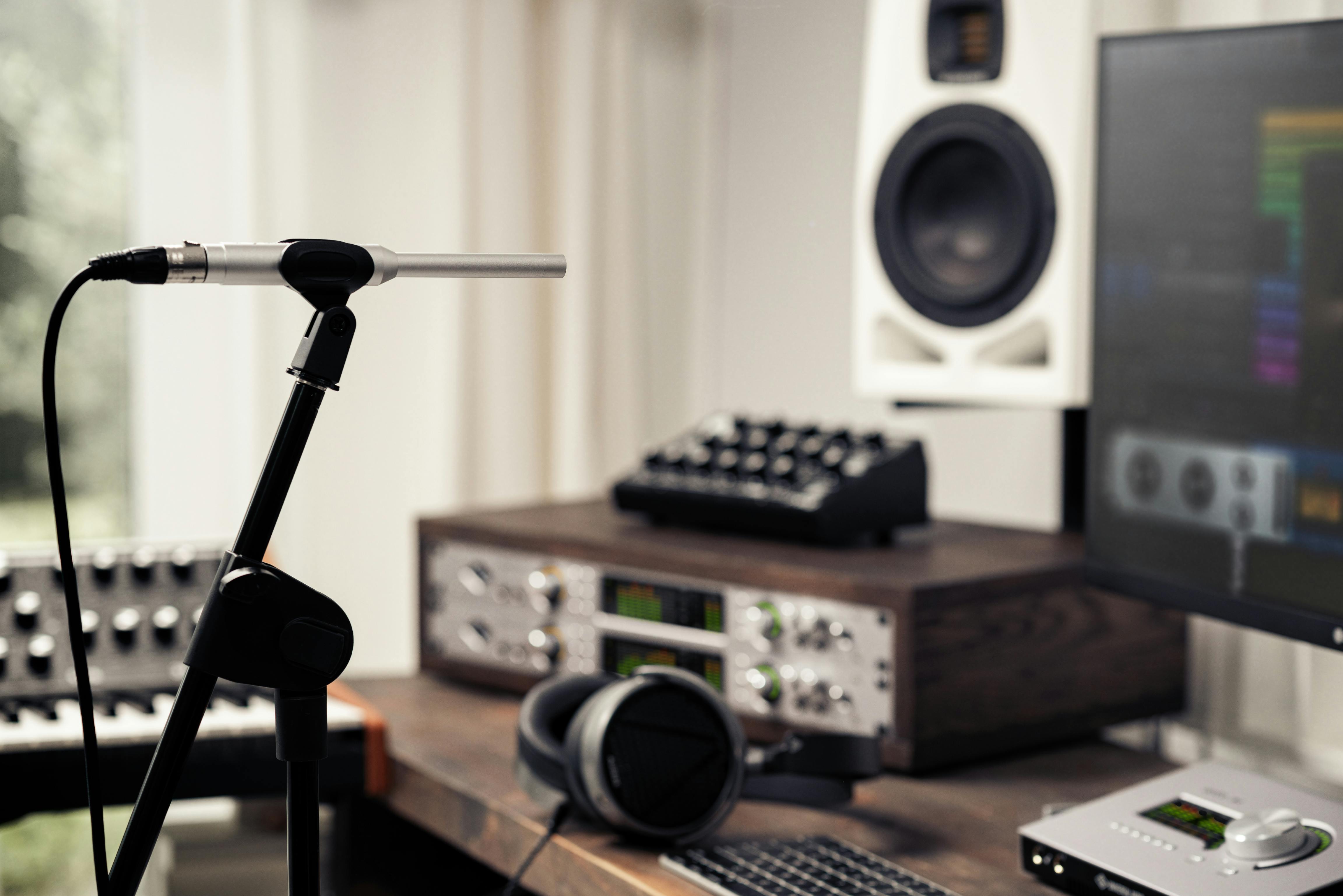 Soundid Reference Measurement Microphone In Stand And Apollo Interface On Table